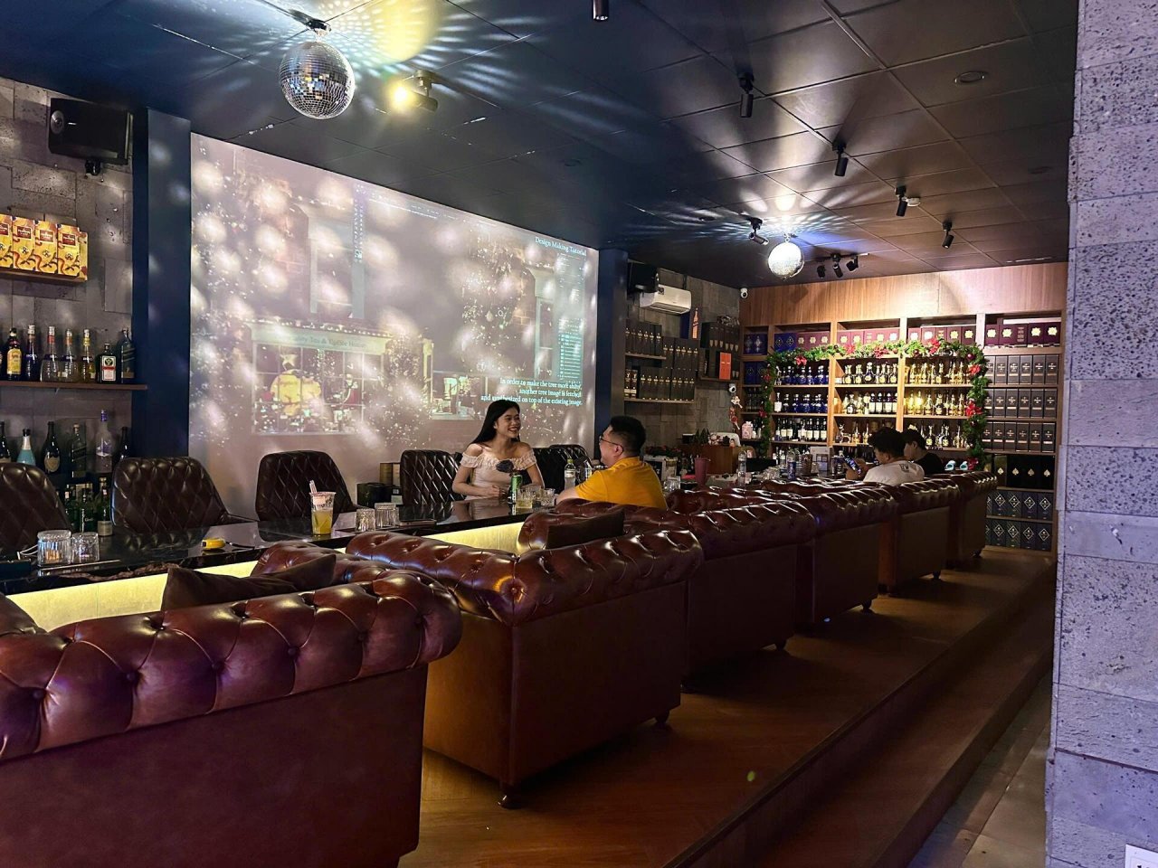 高級感のある設備 Boss bar（ボースバー）は、日本のキャバクラスタイルと韓国の江南スタイルを組み合わせたバーです。友人との集まりに最適なスポット CHOICE SYSTEM ご希望に合わせてキャストをお選びいただけます。料金はたったの300,000VND/1時間と非常にお手頃です。必要に応じてキャストを2人、3人、4人から選択できます